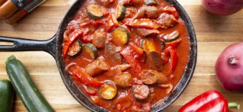 Dans une poêle, faire revenir les saucisses dans l’huile 5 minutes. Retirer les saucisses de la poêle, couper les saucisses en biseau et réserver. Dans la même poêle, faire revenir le poivron rouge, l’oignon et la courgette, à feu vif de 5 à 10 minutes en ajoutant de l’huile au besoin. Ajouter le cumin, le thym, la pâte de tomate, le sirop d’érable, les tomates en dés, le bouillon de légumes, piment rouge broyé (facultatif) et bien mélanger. Saler et poivrer, réduire le feu et laisser mijoter 15 minutes en mélangeant fréquemment. Servir avec du riz basmati.
